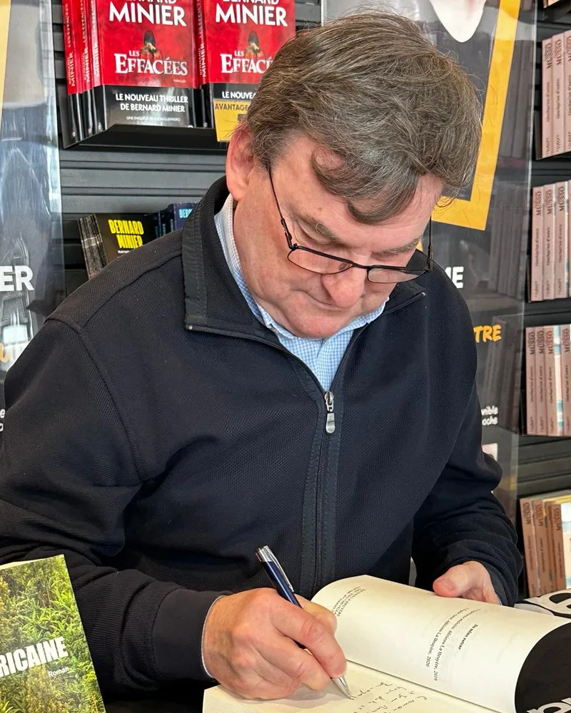 Denys Videau dédicaçant La Piste africaine à la Fnac Le Havre
