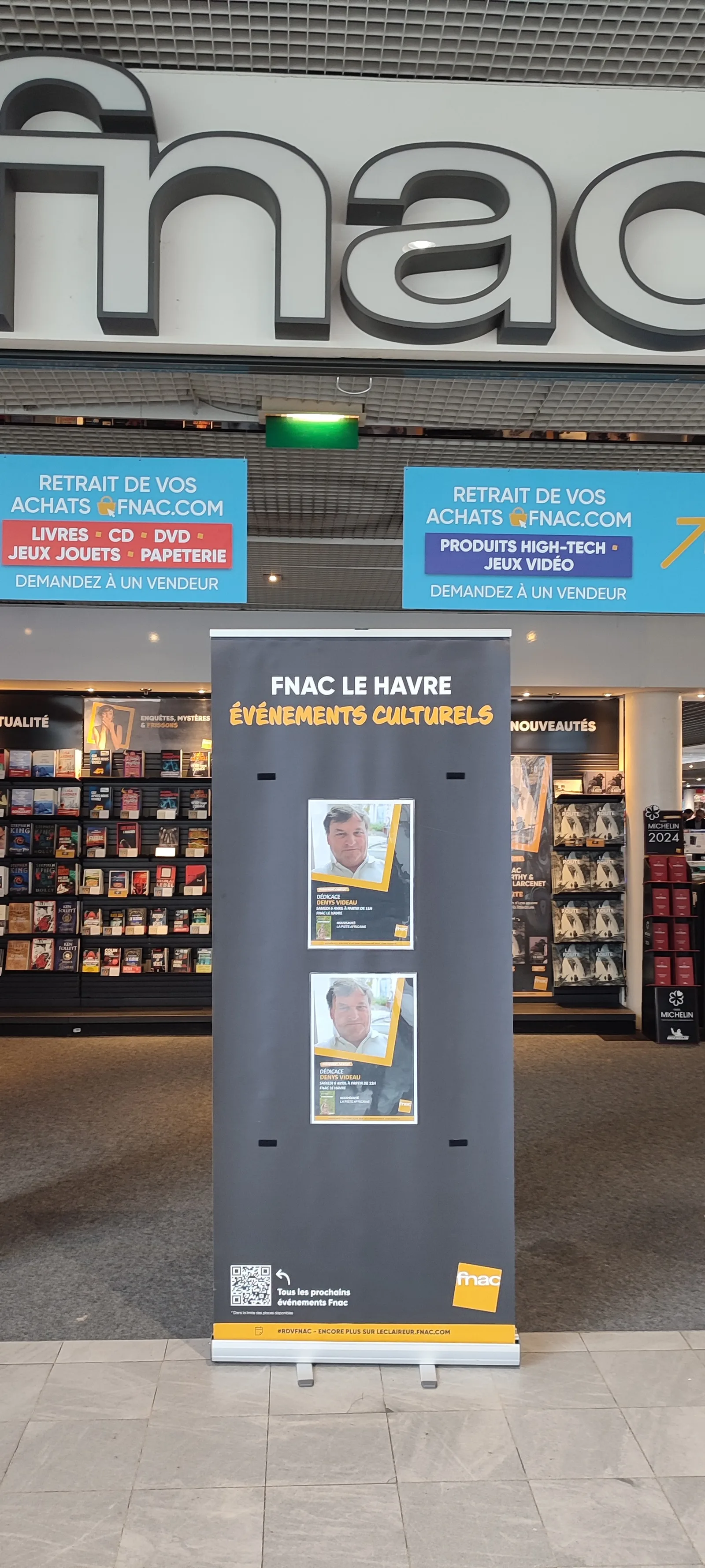 Kakémono « Fnac Le Havre — Événements culturels » à l’entrée du magasin, annonçant la dédicace de Denys Videau le samedi 6 avril à partir de 15 h