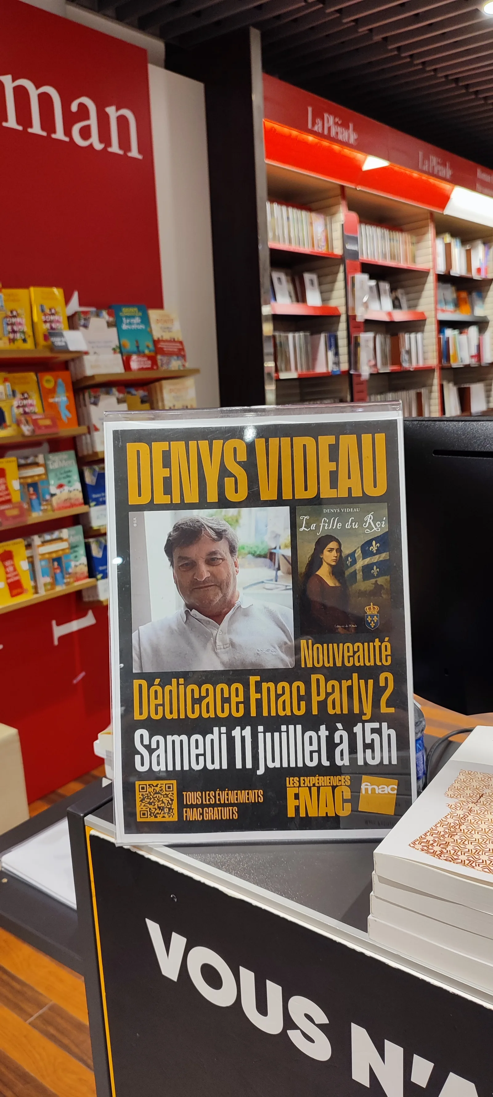 Affichette « Denys Videau — Nouveauté — Dédicace Fnac Parly 2, samedi 11 juillet à 15 h », avec le portrait de l’auteur et la couverture de La fille du Roi